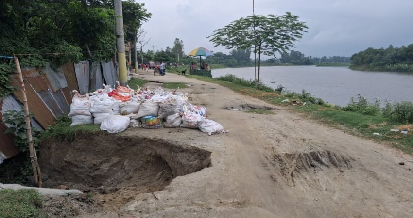 বড় ফাটল ও ধসের ঝুঁকিতে গাইবান্ধা শহর রক্ষা বাঁধ, বন্যার আতঙ্কে বাসিন্দারা