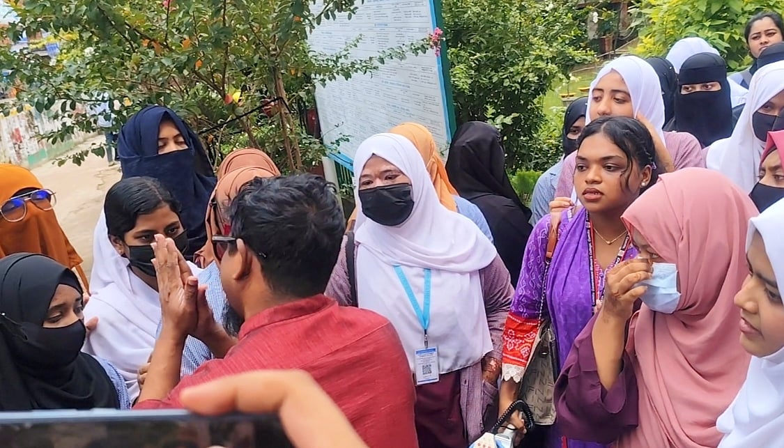 বদলি হওয়া শিক্ষক করজোড়ে শিক্ষার্থীদের বললেন, ‘আন্দোলন করে আমার চাকরিটা খাইও না’