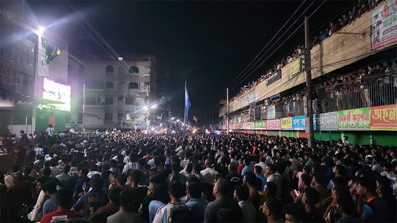 বিশ্ববিদ্যালয়ে এলইডি পর্দা এবং শহরের উচ্ছ্বাস