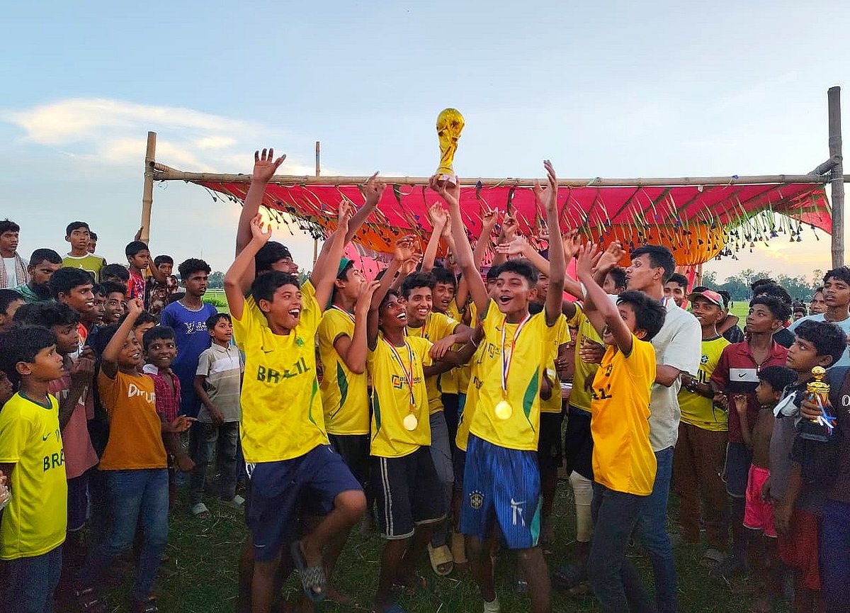 বিশ্বকাপের আনন্দে চরের শিশুদের নিয়ে ফুটবল উৎসব