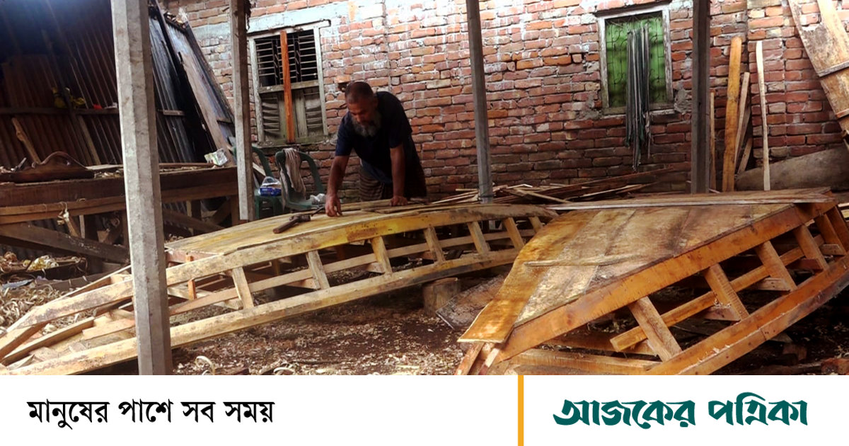 বর্ষায় ভরসা ডিঙি নৌকা, চলনবিলে তাই বেড়েছে কদর