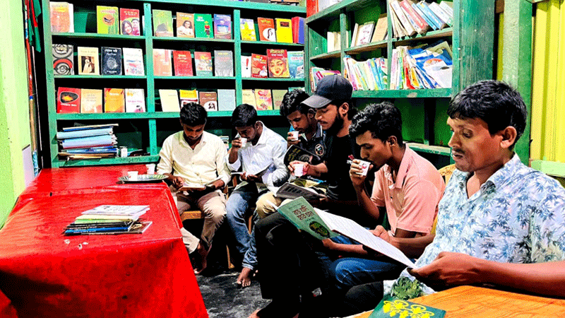 চায়ের দোকানেই বইয়ের আড্ডা