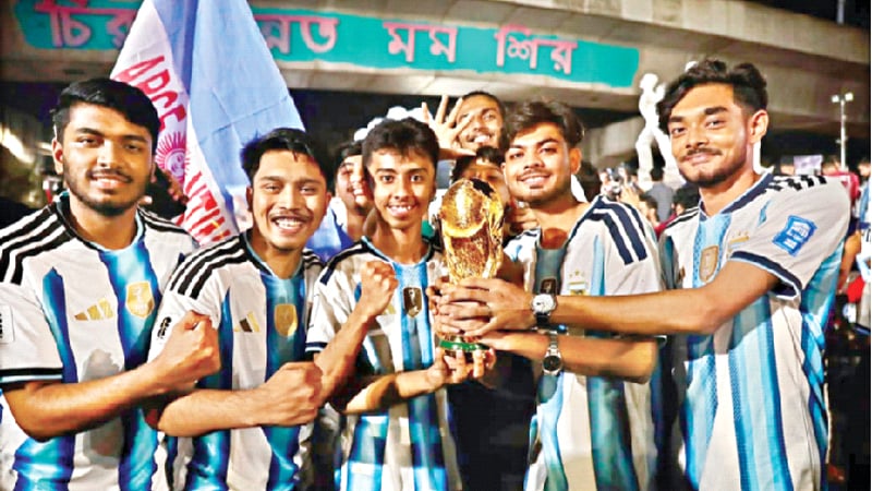 ঢাবিতে ফুটবলপ্রেমীদের বাঁধনহারা উল্লাস