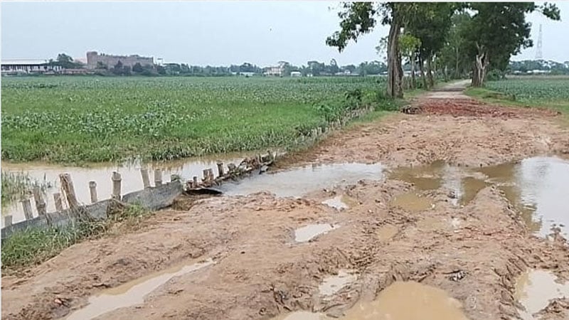 ঢলের পানিতে ভেঙে  গেছে সড়ক, দুর্ভোগ