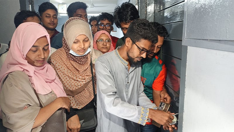 দোসর আখ্যা দিয়ে এবার সিভিল সার্জন দপ্তরে তালা