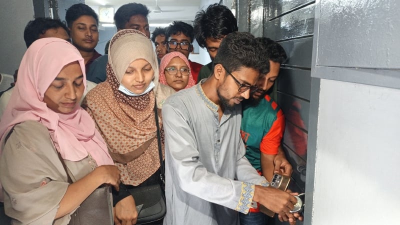 দোসর আখ্যা দিয়ে ঝুলানো তালা খোলা হয়নি দুদিনেও