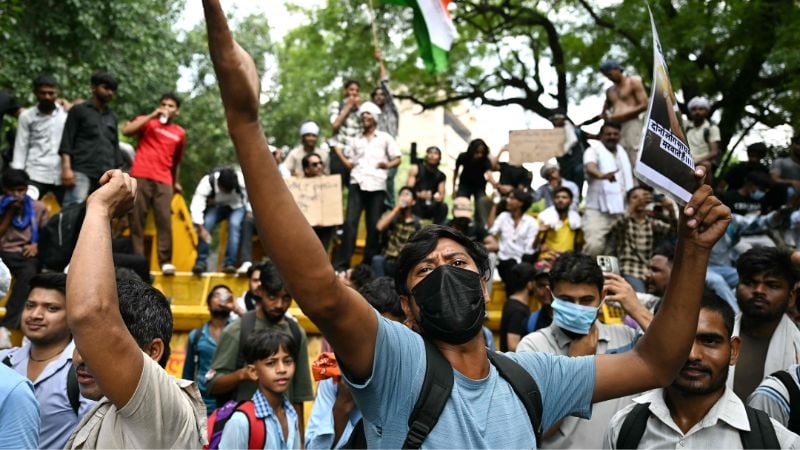 দিল্লিতে রাতে বিক্ষোভকারীদের ওপর ফের লাঠিচার্জ-টিয়ার শেল