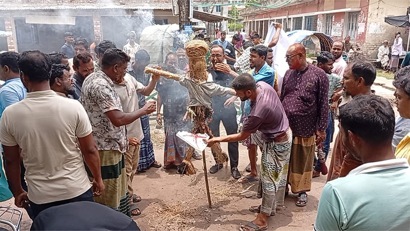গাজী নজরুলের পদত্যাগের দাবিতে শ্যামনগরে কুশপুত্তলিকা দাহ