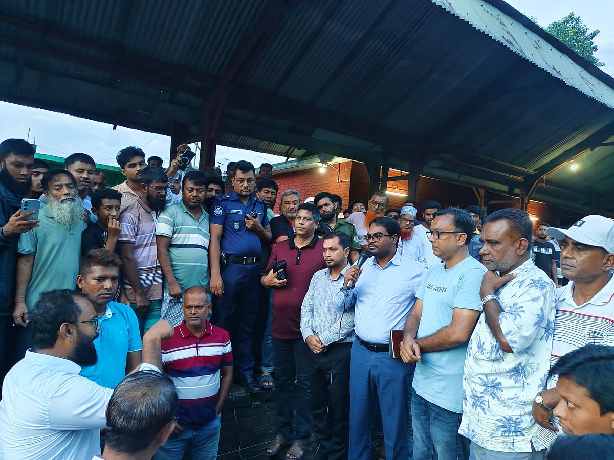 খোকসায় আড়াই ঘণ্টা রেলপথ অবরোধ, প্রশাসনের আশ্বাসে ট্রেন চলাচল স্বাভাবিক