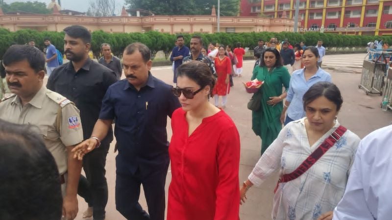 কলকাতায় পূজা দিলেন কাজল, এড়িয়ে গেলেন সাংবাদিকদের