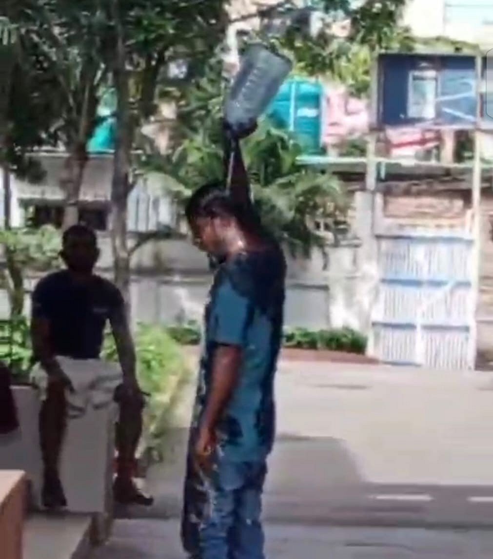 নারায়ণগঞ্জে থানা চত্বরে শরীরে কেরোসিন ঢেলে আগুন ধরানোর চেষ্টা আসামির