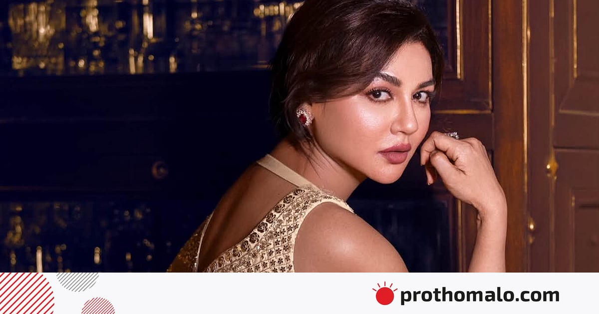 ‘ওর সঙ্গে মাঝেমাঝে রোমান্টিক সিন করতে প্রবলেম হয়ে যায়’