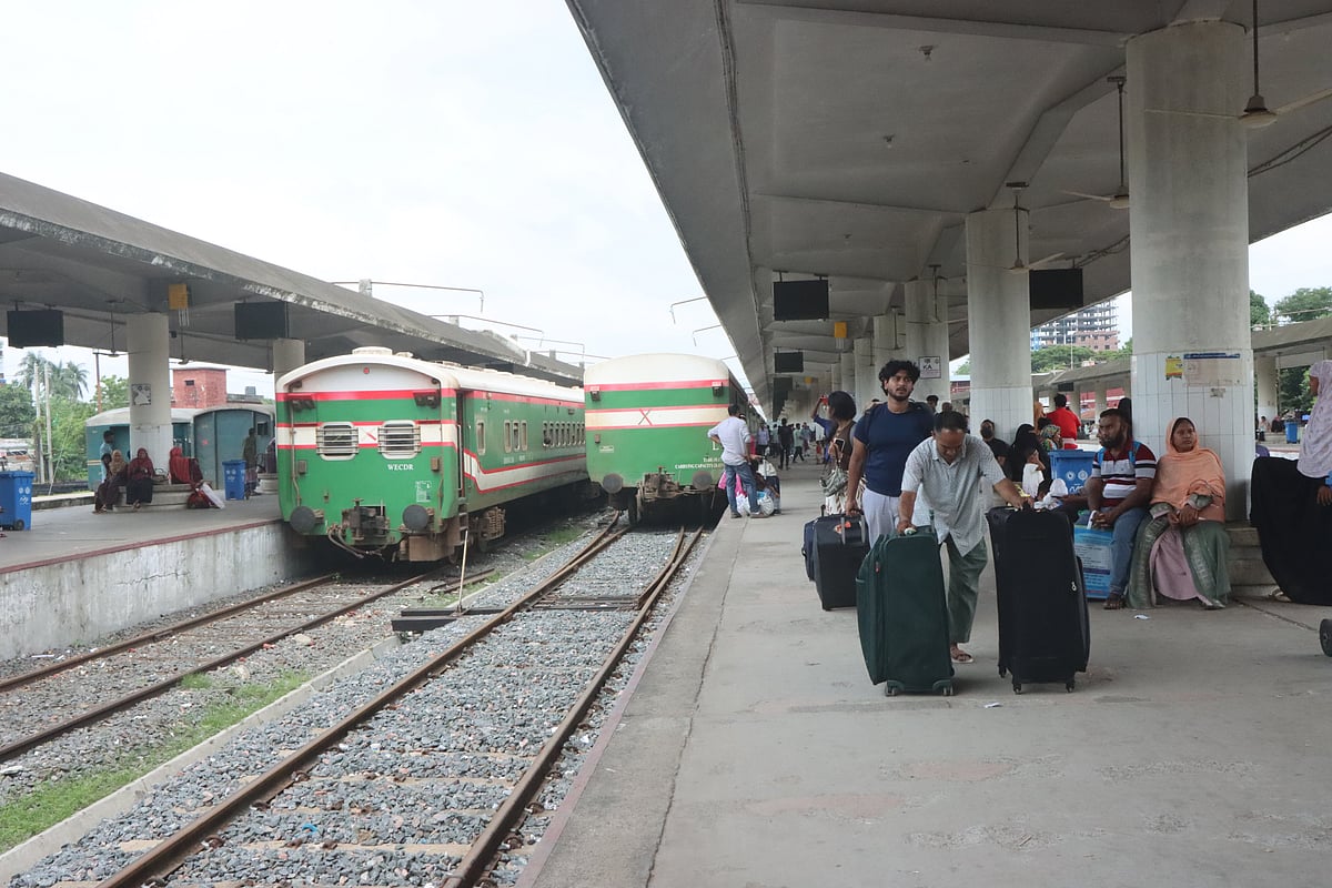 রাজশাহীতে আট ঘণ্টা পর শিক্ষার্থীদের রেলপথ অবরোধ প্রত্যাহার, ট্রেন চলাচল শুরু