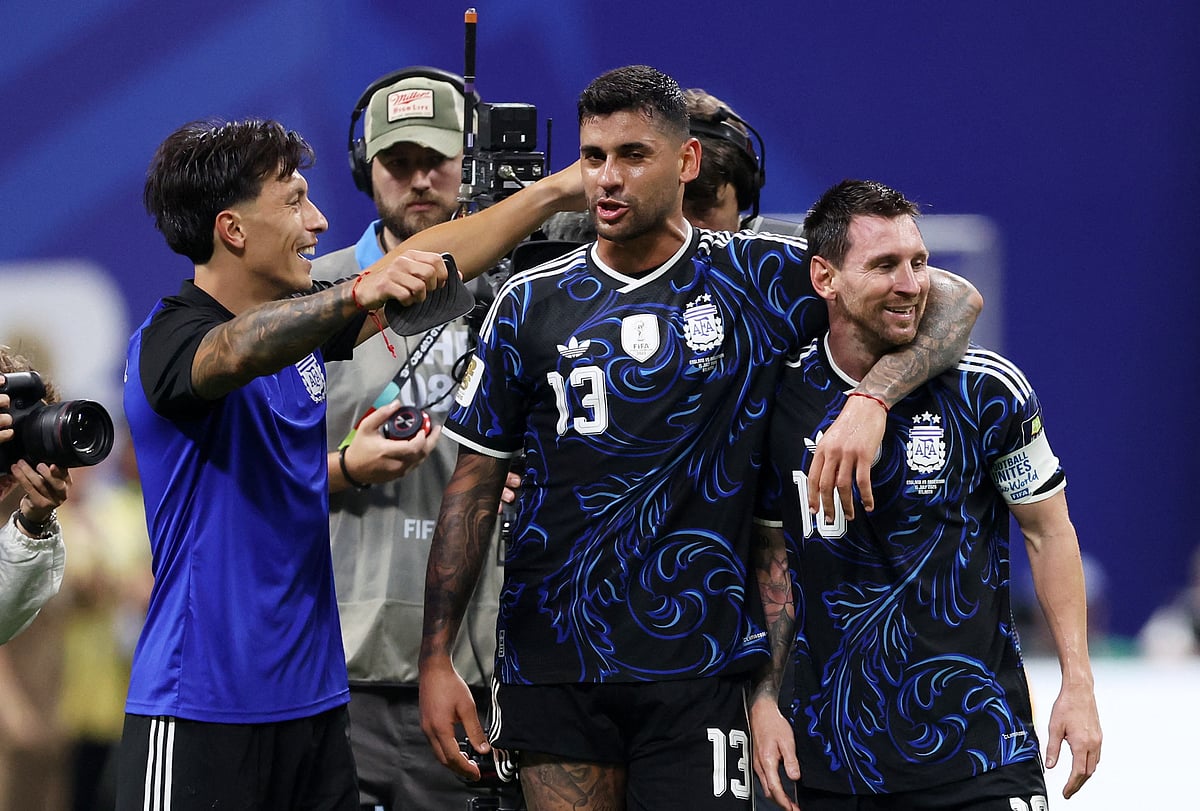 রোমেরোর সমালোচনার পর নেভিলের পাল্টা: ওদের তো প্রতিদিন মেসিকে আলিঙ্গন করা উচিত