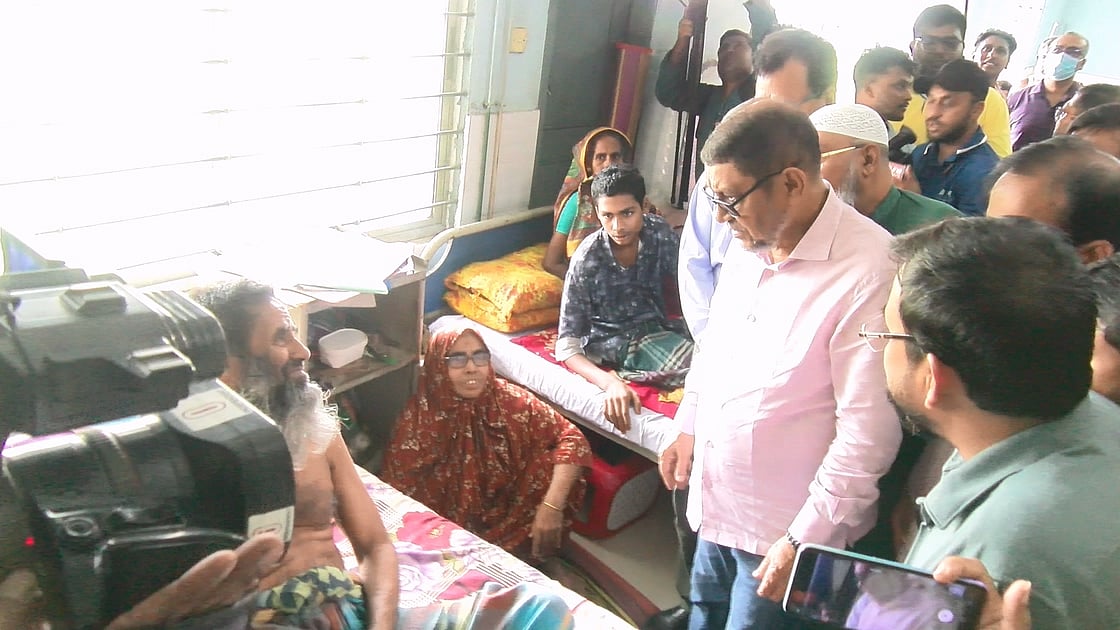 সাতক্ষীরায় স্বাস্থ্যমন্ত্রীর হাসপাতাল পরিদর্শন, দুই চিকিৎসক ও এক নৈশপ্রহরী বরখাস্ত