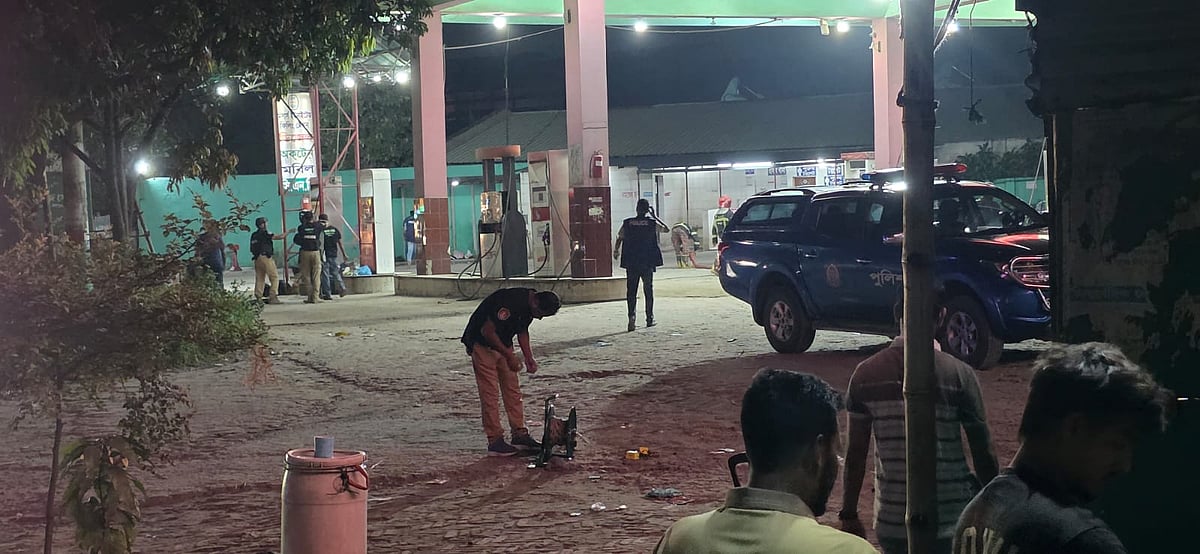 সোনারগাঁয়ে বোমাসদৃশ ব্যাগ : পরিচয়পত্রে থাকা দুজনকে খুঁজছে পুলিশ, থানায় জিডি