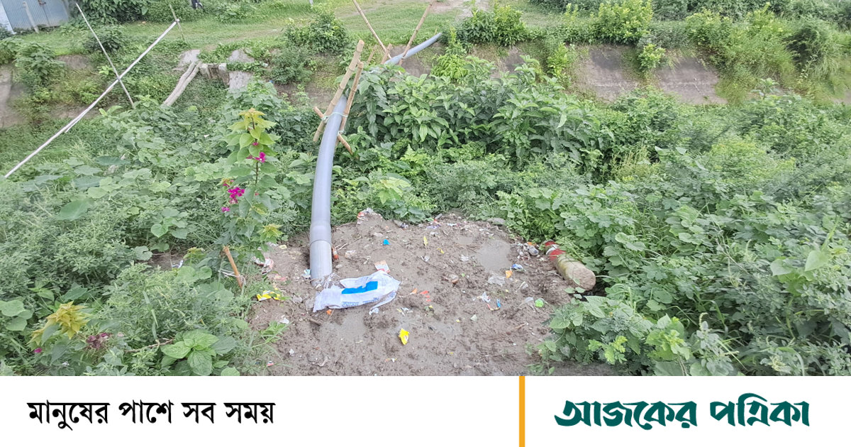 সেচ প্রকল্পের বাঁধের নিচে ড্রেজার পাইপ, বর্ষায় ভাঙন আতঙ্কে এলাকাবাসী