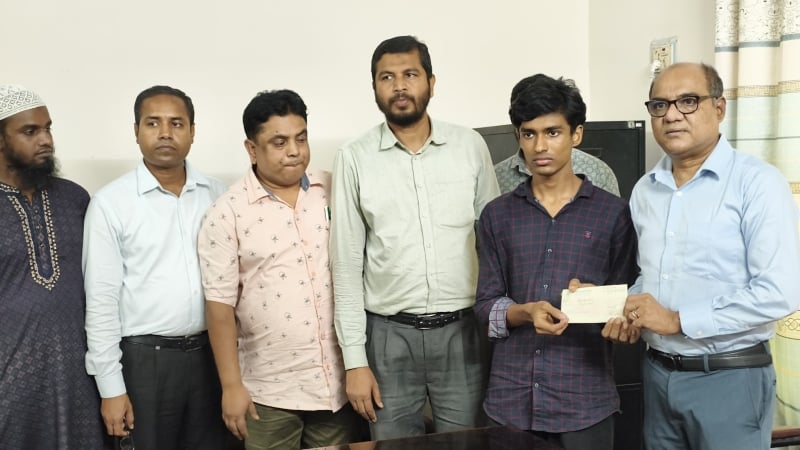 সেই ইকনের পাশে শিক্ষামন্ত্রী, জেলা প্রশাসক, ব্যাংক