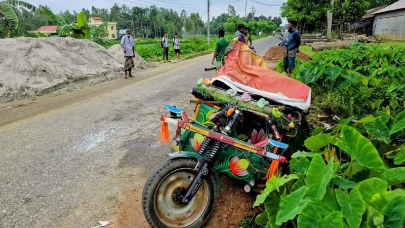 শ্বশুরবাড়ি যাওয়ার পথে সড়ক দুর্ঘটনায় নিহত ২