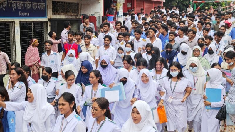 শিক্ষামন্ত্রীর পদত্যাগ দাবিতে সিরাজগঞ্জে শিক্ষার্থীদের বিক্ষোভ