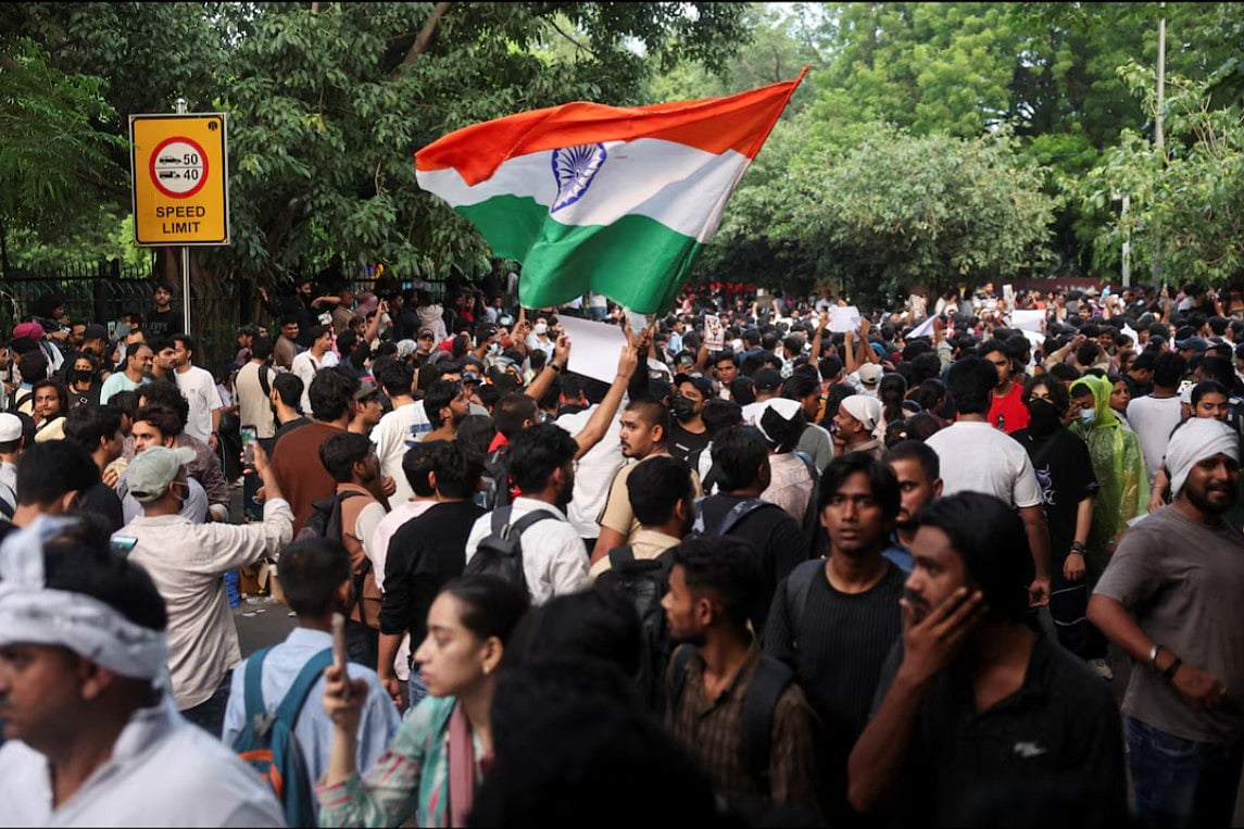 শিক্ষামন্ত্রীর পদত্যাগের দাবিতে অনড় বিক্ষোভকারীরা, সময় চেয়েছে মোদি সরকার