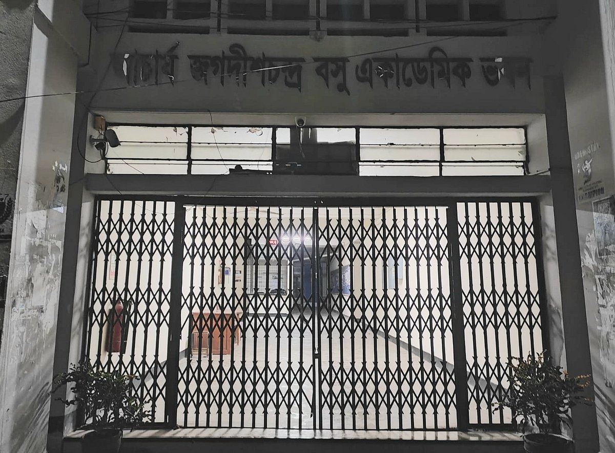 শিক্ষার্থীদের অনির্দিষ্টকালের বর্জন কর্মসূচি, রাতে একাডেমিক ভবনেও তালা