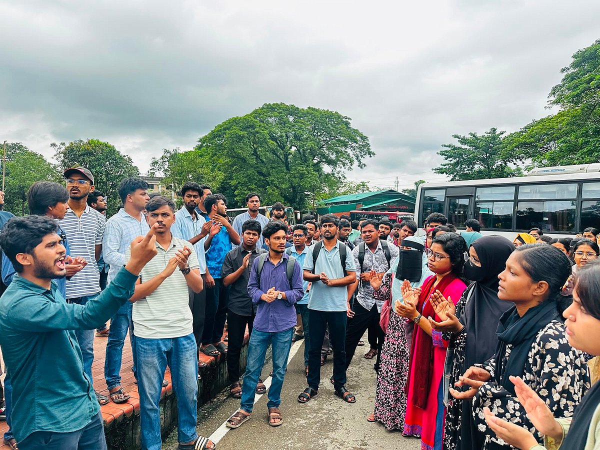 শিক্ষার্থীকে মারধরের ঘটনায় বিক্ষোভ, প্রাধ্যক্ষের পদত্যাগসহ তিন দাবি, ছাত্রদলের দুই নেতাকে বহিষ্কার