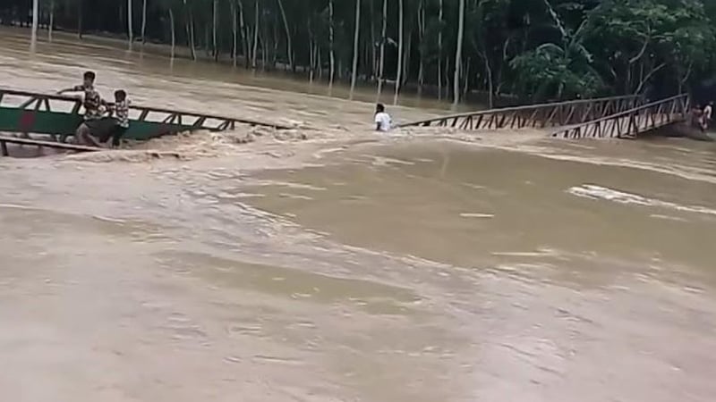 স্রোতের তোড়ে নদীতে ভেঙে পড়ল সেতু, সাঁতরে পাড়ে উঠলেন শিশুসহ ৩ জন