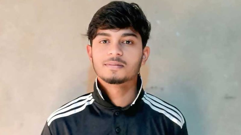 ট্রেনের দরজা থেকে ছিটকে পড়ে যুবকের মৃত্যু